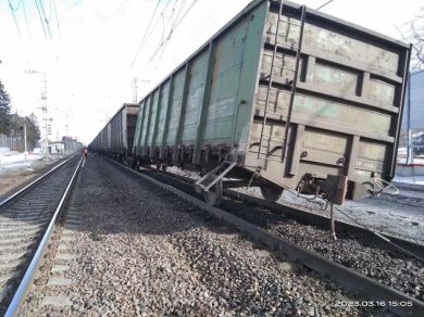 На Октябрьской железной дороге из-за схода порожних вагонов остановлен поезд