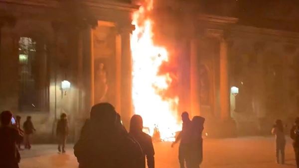 Протестующие подожгли здание мэрии во французском Бордо<br />
