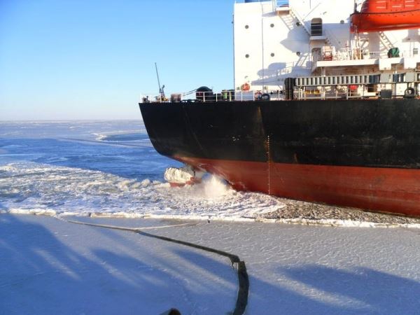 Росморпорт успешно завершил ледокольные проводки в Азовском и Каспийском морях