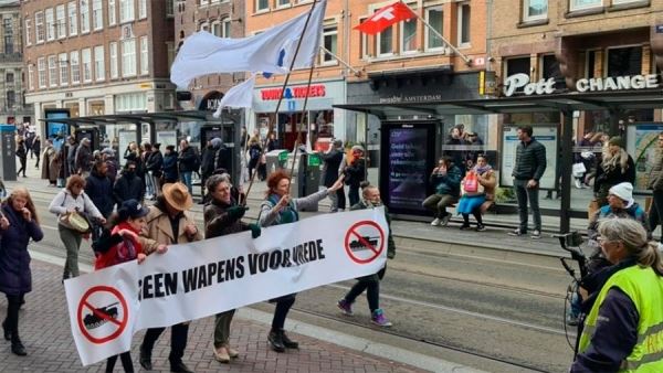 В Амстердаме сотни человек вышли на демонстрацию против поставок оружия Украине<br />
