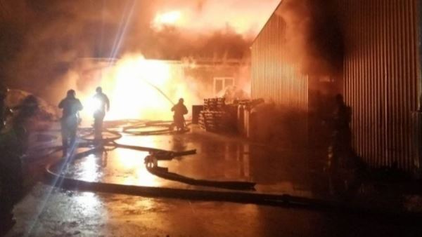 В Омске произошел пожар на складе с пластиком на площади 3500 кв. м<br />
