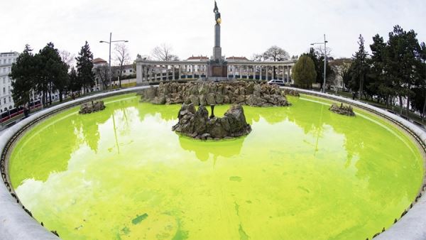 В Вене экоактивисты окрасили в зеленый цвет шесть фонтанов<br />
