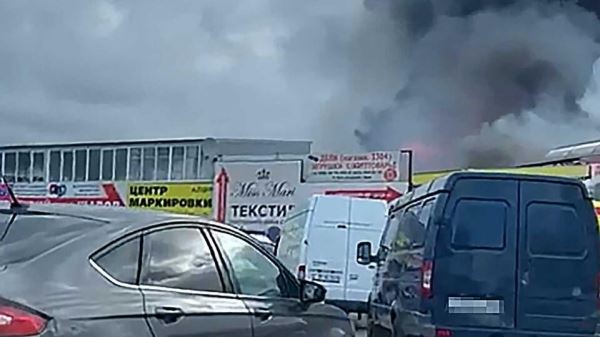 На рынке в Ставропольском крае начался пожар на площади 2 тыс. кв. м<br />
