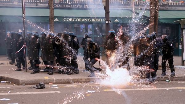 Во Франции протестующие начали взрывать петарды на площади Бастилии<br />
